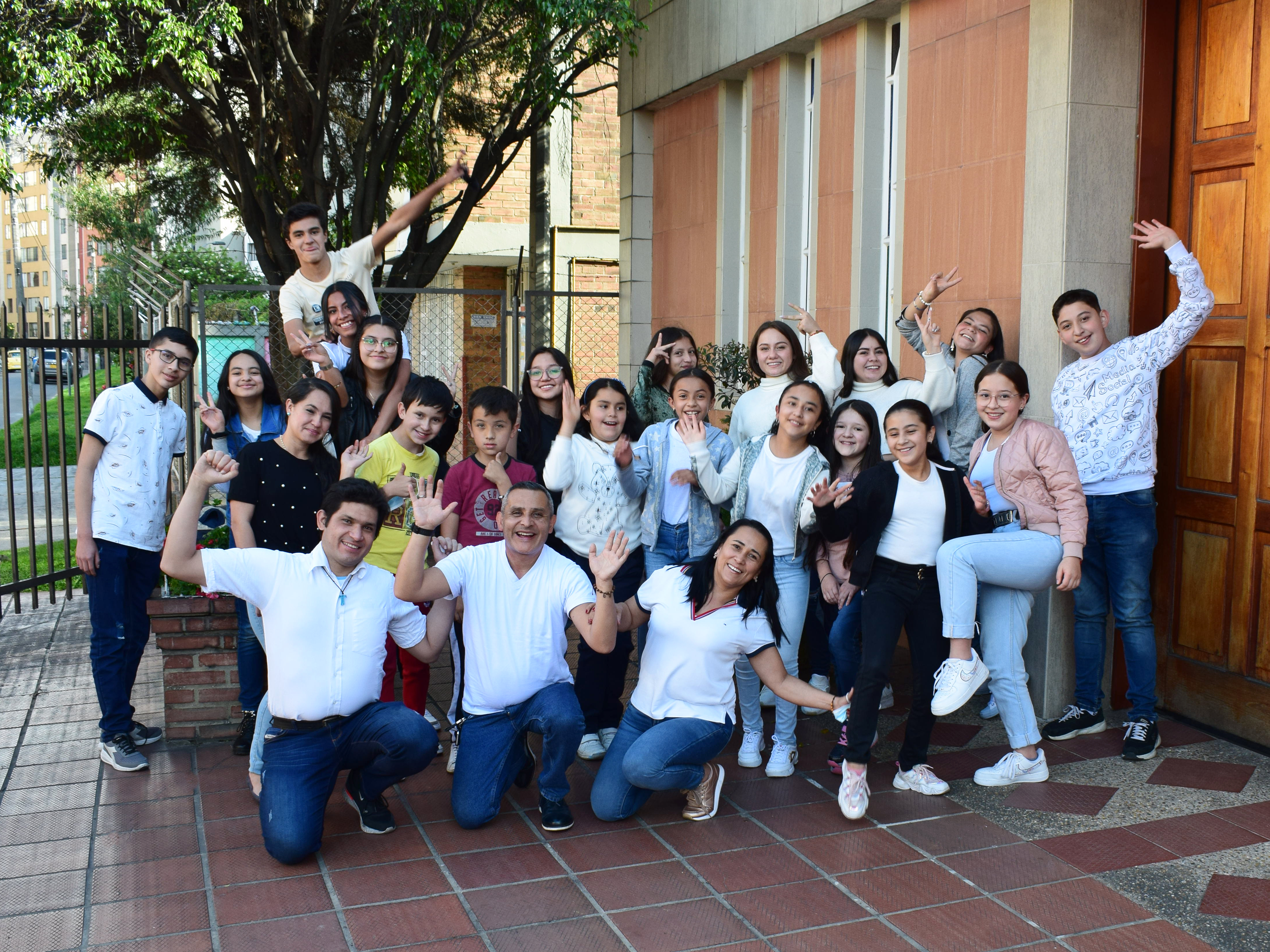 Jóvenes viviendo la experiencia de la fe